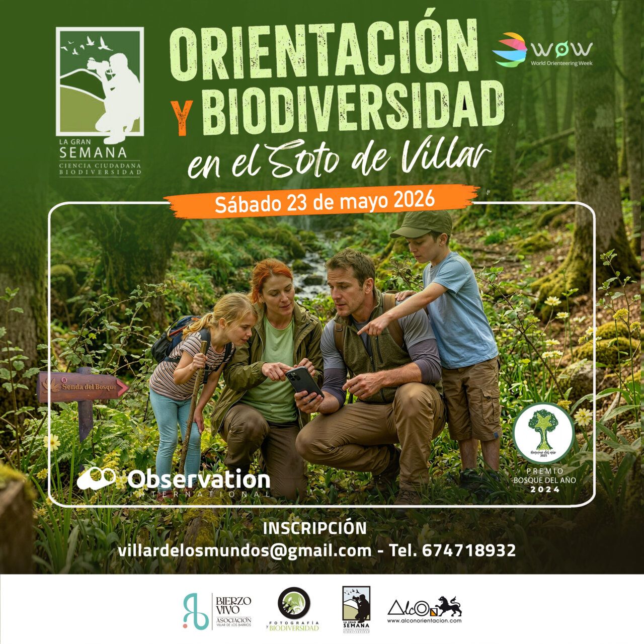 Familia participando en una jornada de orientación en el Soto de Villar