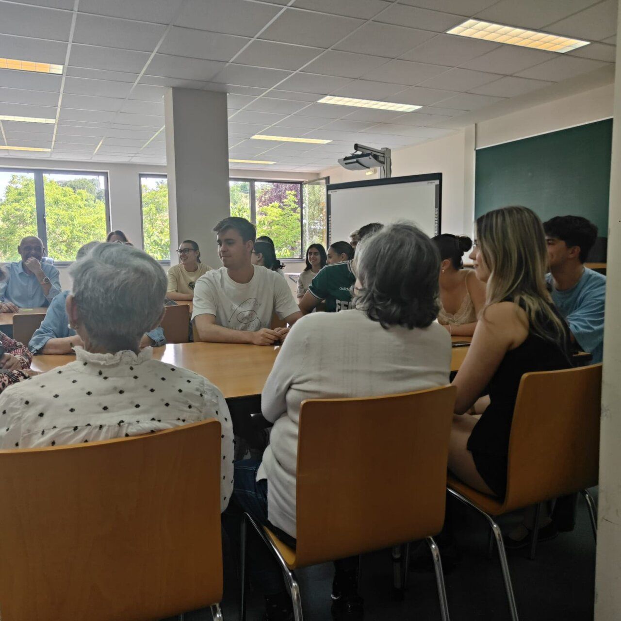 Participantes en el encuentro intergeneracional en el Campus de Ponferrada
