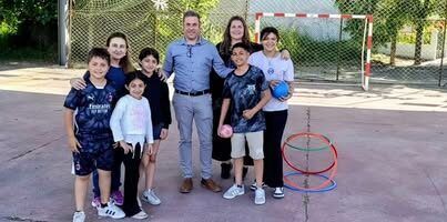 Iván Alonso con alumnos en el patio del Colegio San Andrés de Montejos