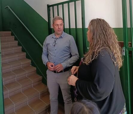 Iván Alonso y profesora en el CRA de San Andrés de Montejos