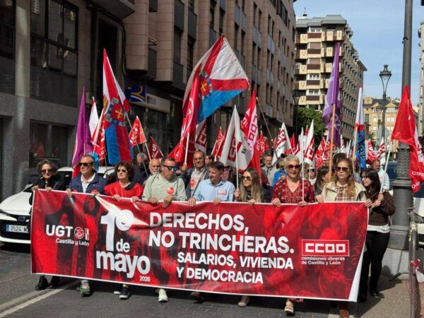 Manifestación del Primero de Mayo en Ponferrada con pancartas y banderas