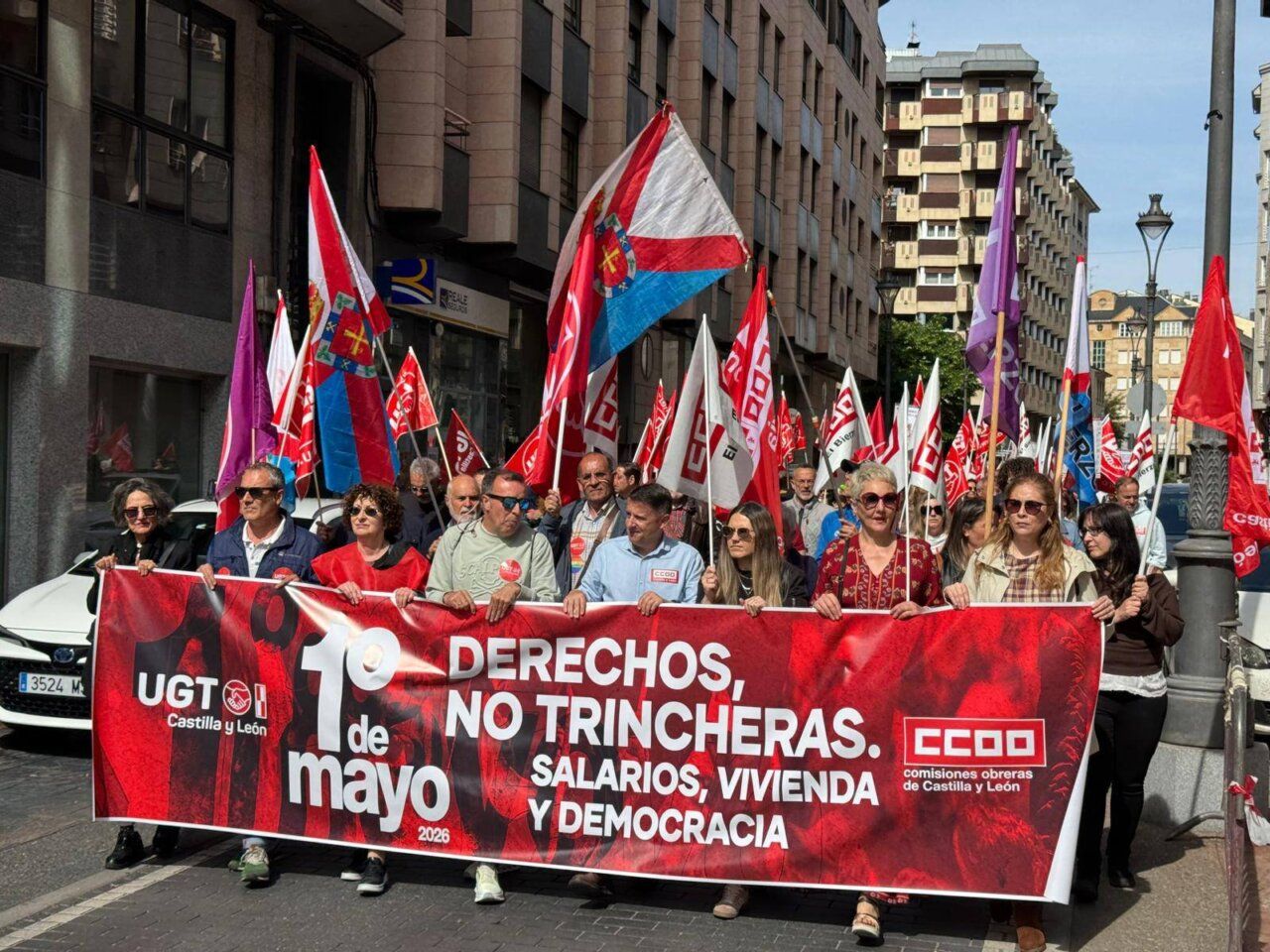 Manifestación del Primero de Mayo en Ponferrada con pancartas y banderas