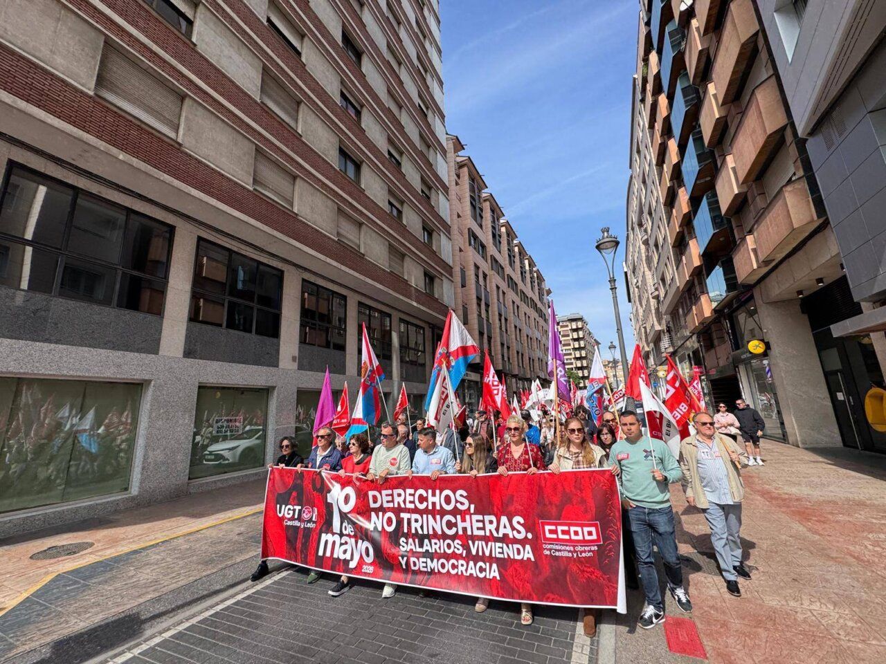 Manifestación del Primero de Mayo en Ponferrada con banderas y pancartas