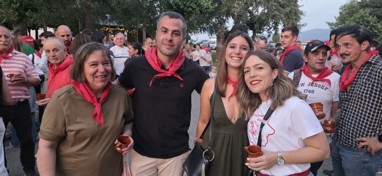 Grupo de personas disfrutando en la ronda de bodegas de Congosto