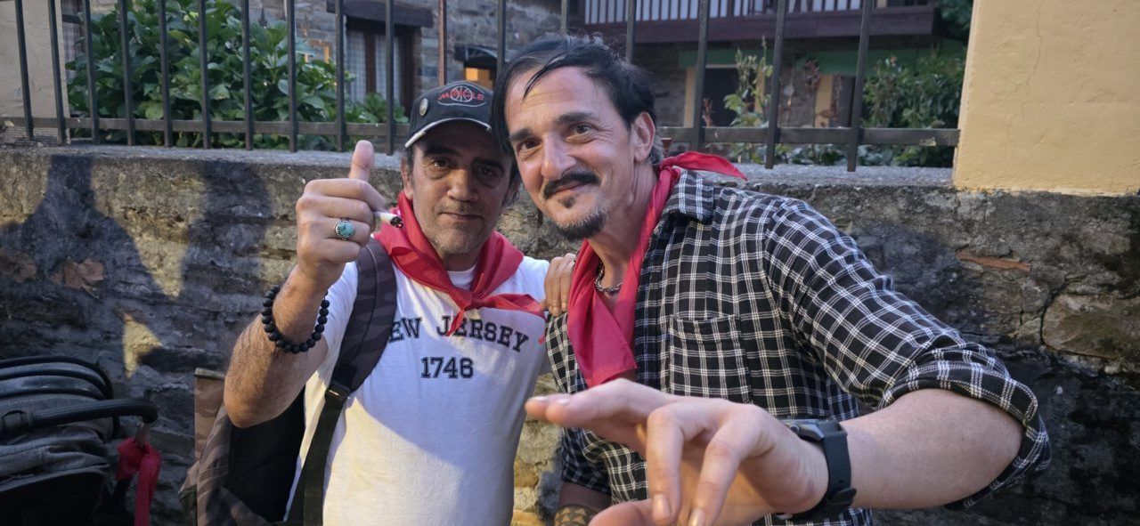 Dos hombres sonrientes con pañuelos rojos en una fiesta en Congosto