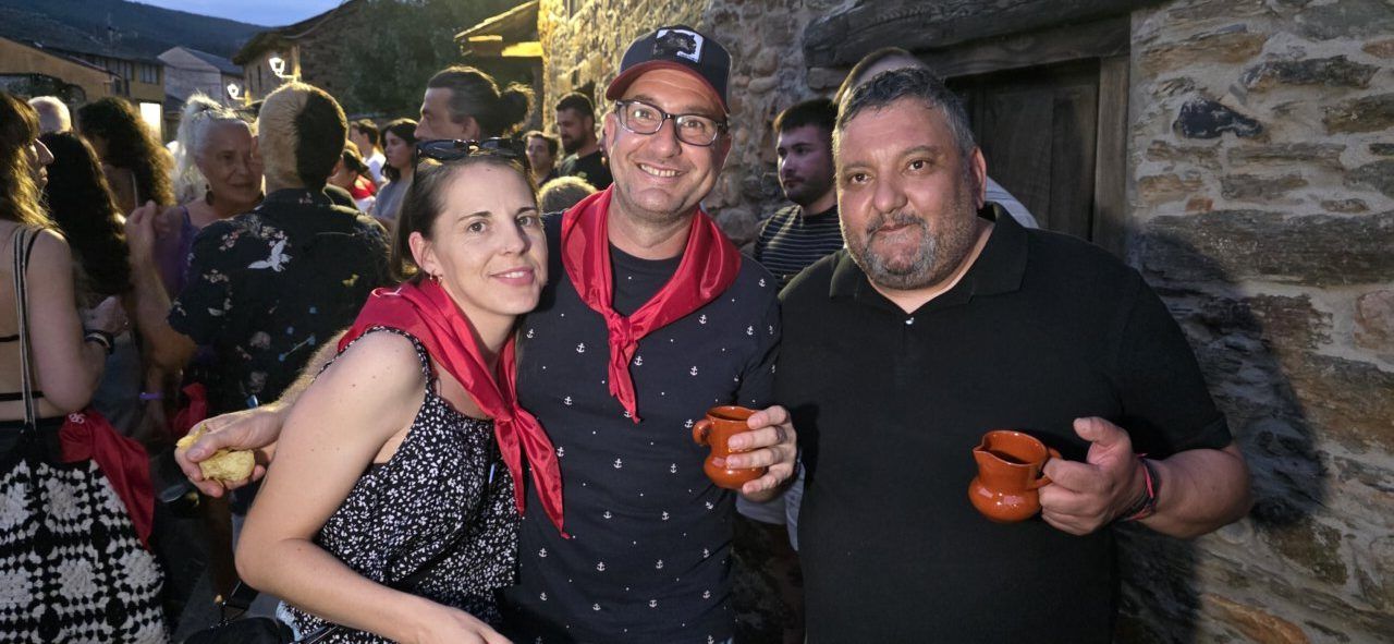 Grupo de personas disfrutando en la ronda de bodegas en Congosto