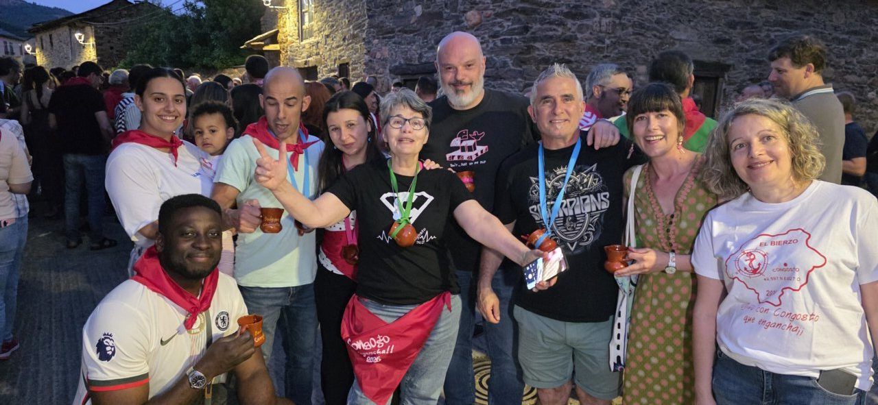 Grupo de personas disfrutando en la ronda de bodegas de Congosto