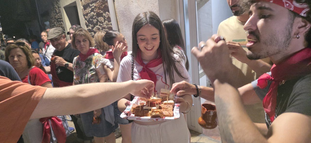 Participantes disfrutando de la ronda de bodegas en Congosto con comida y bebida.