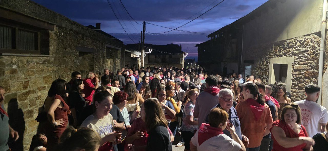 Multitud de personas disfrutando en la ronda de bodegas en Congosto