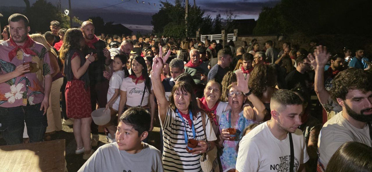 Multitud de personas disfrutando en la ronda de bodegas de Congosto