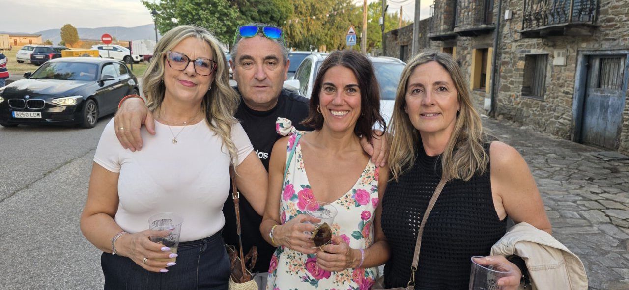 Grupo de amigos disfrutando en la ronda de bodegas en Congosto