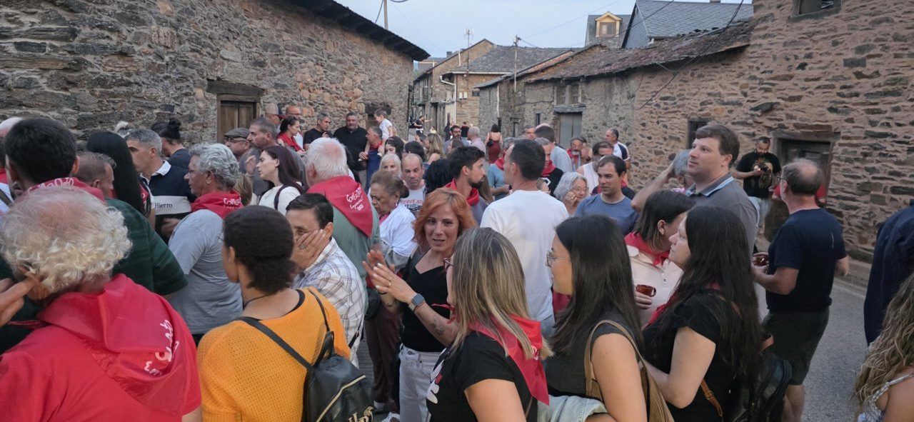 Celebración de la ronda de bodegas en Congosto con música y gastronomía.