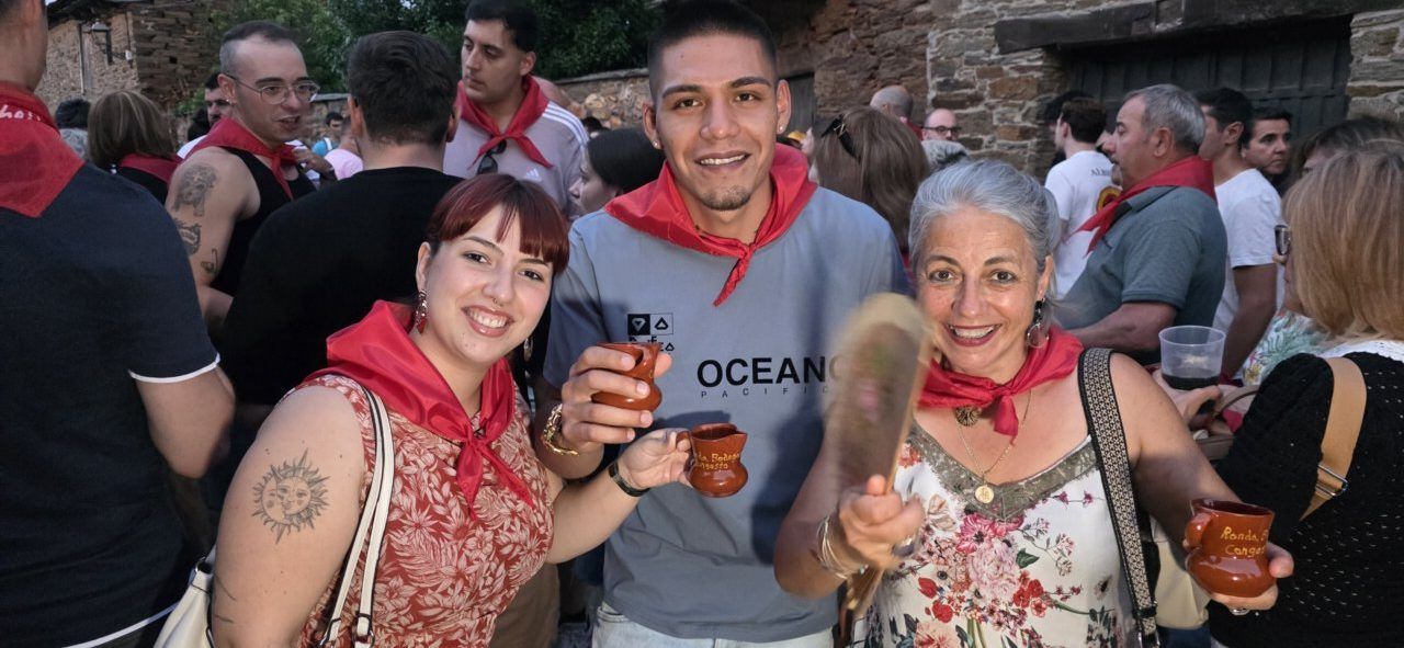 Grupo de personas disfrutando en la ronda de bodegas en Congosto