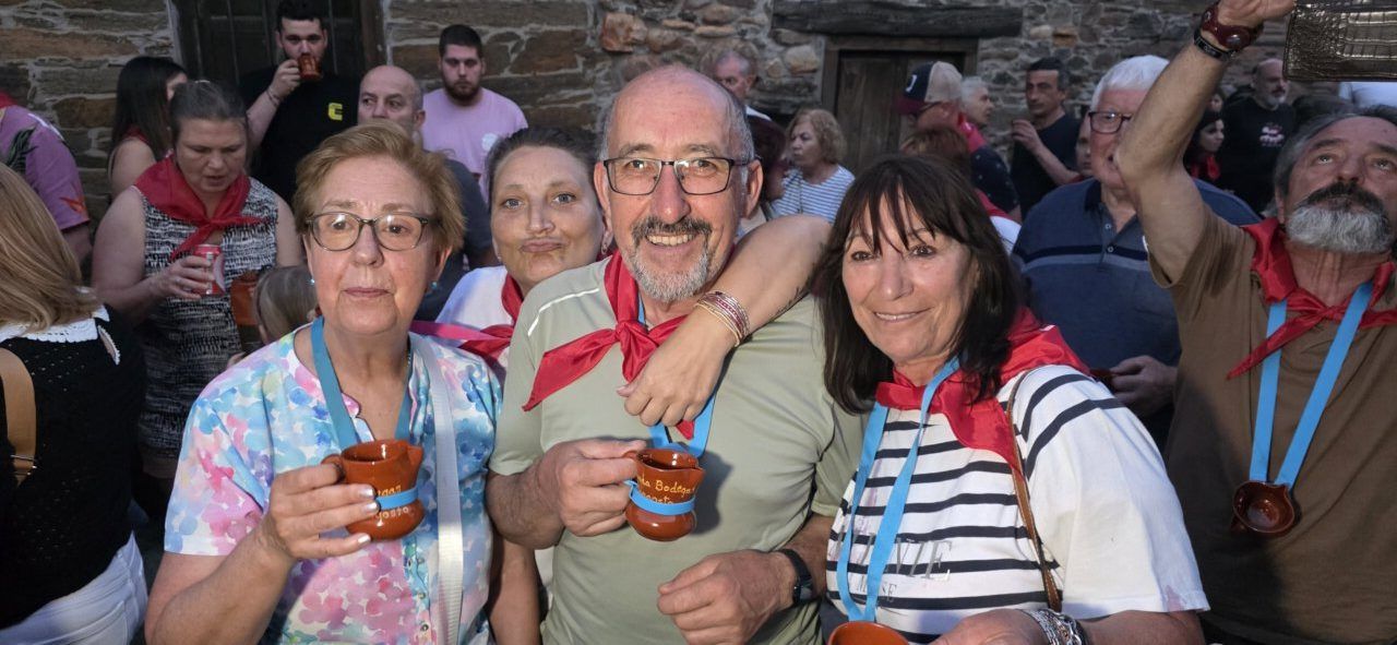 Grupo de personas disfrutando en la ronda de bodegas en Congosto