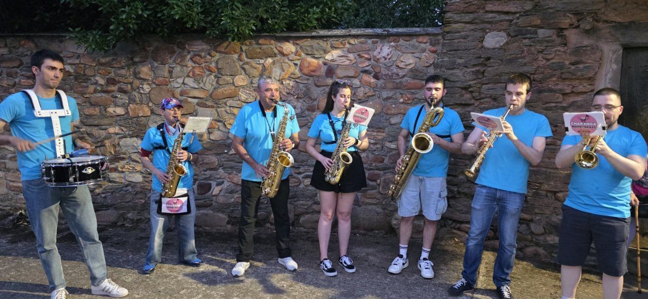 Músicos de charanga en Congosto durante la ronda de bodegas