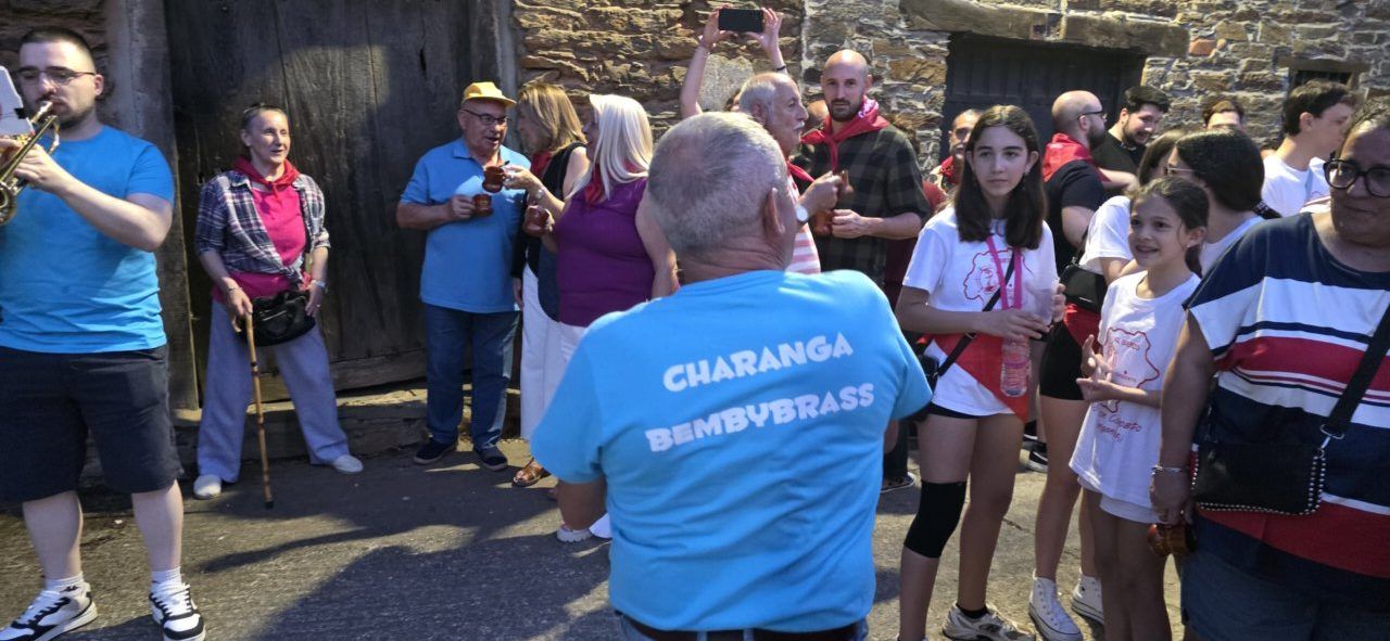 Participantes de la ronda de bodegas disfrutando de música y gastronomía en Congosto