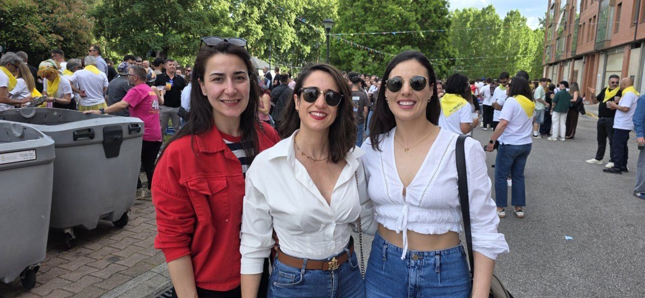 Tres mujeres sonrientes en el Día de Peñas en Ponferrada