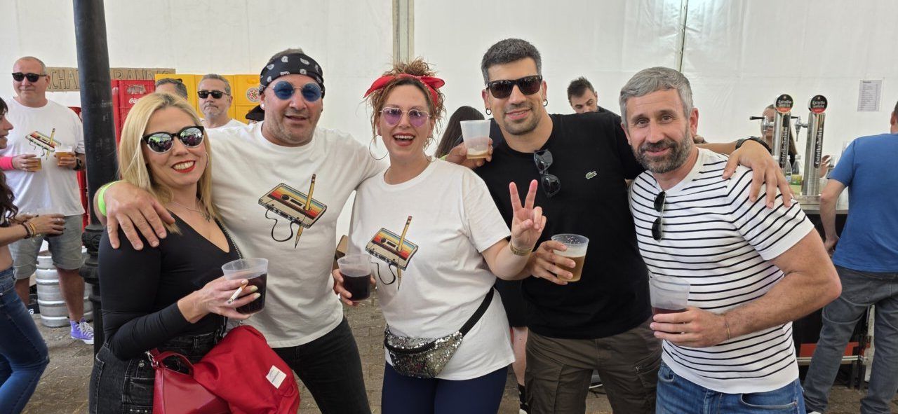 Grupo de amigos disfrutando en el Día de Peñas en Ponferrada