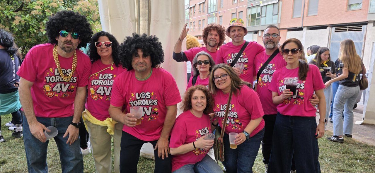 Grupo de personas con camisetas rosas en el Día de Peñas