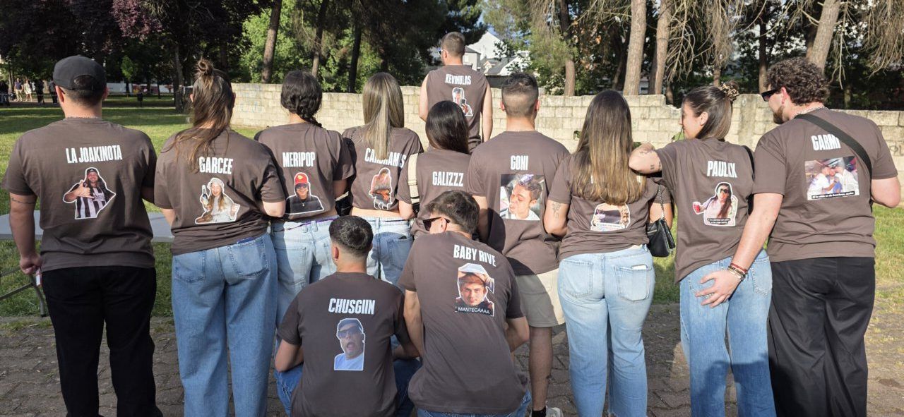 Grupo de personas con camisetas personalizadas en el Día de Peñas