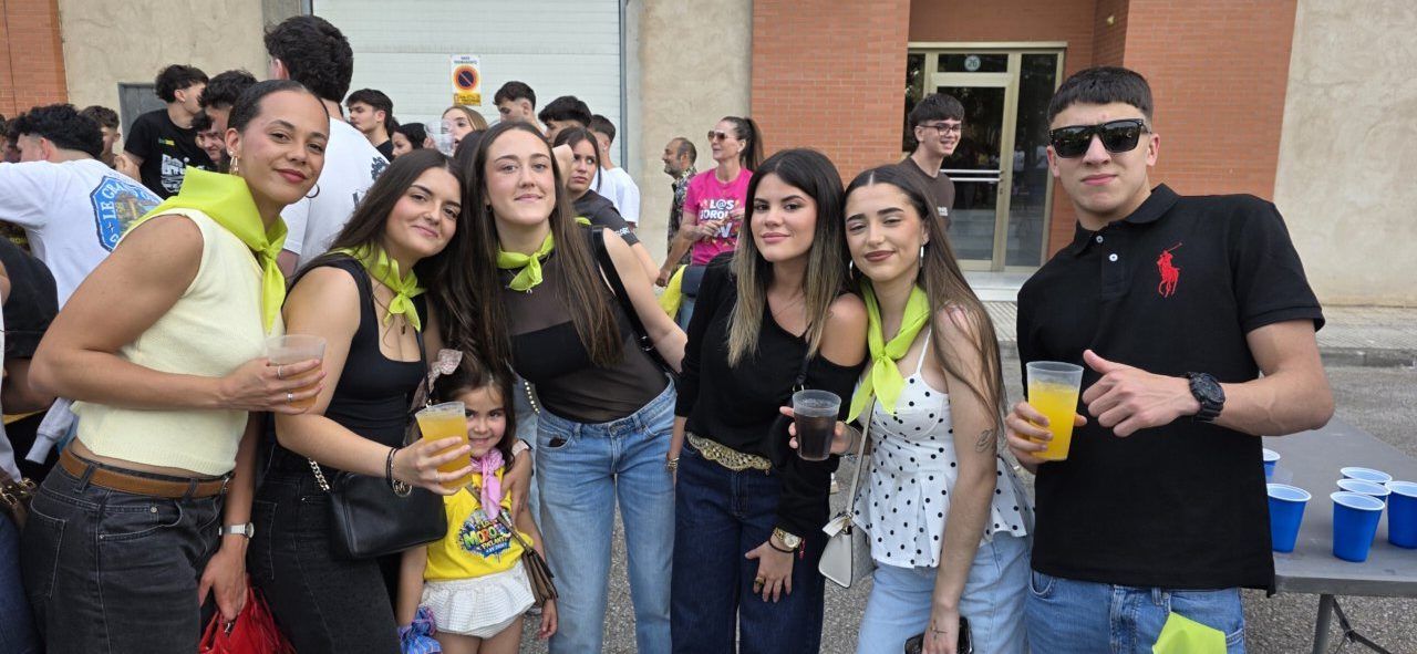 Grupo de jóvenes disfrutando en el Día de Peñas en Ponferrada