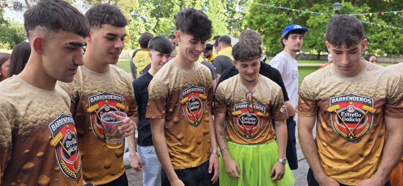 Grupo de jóvenes disfrutando en el Día de Peñas en Ponferrada