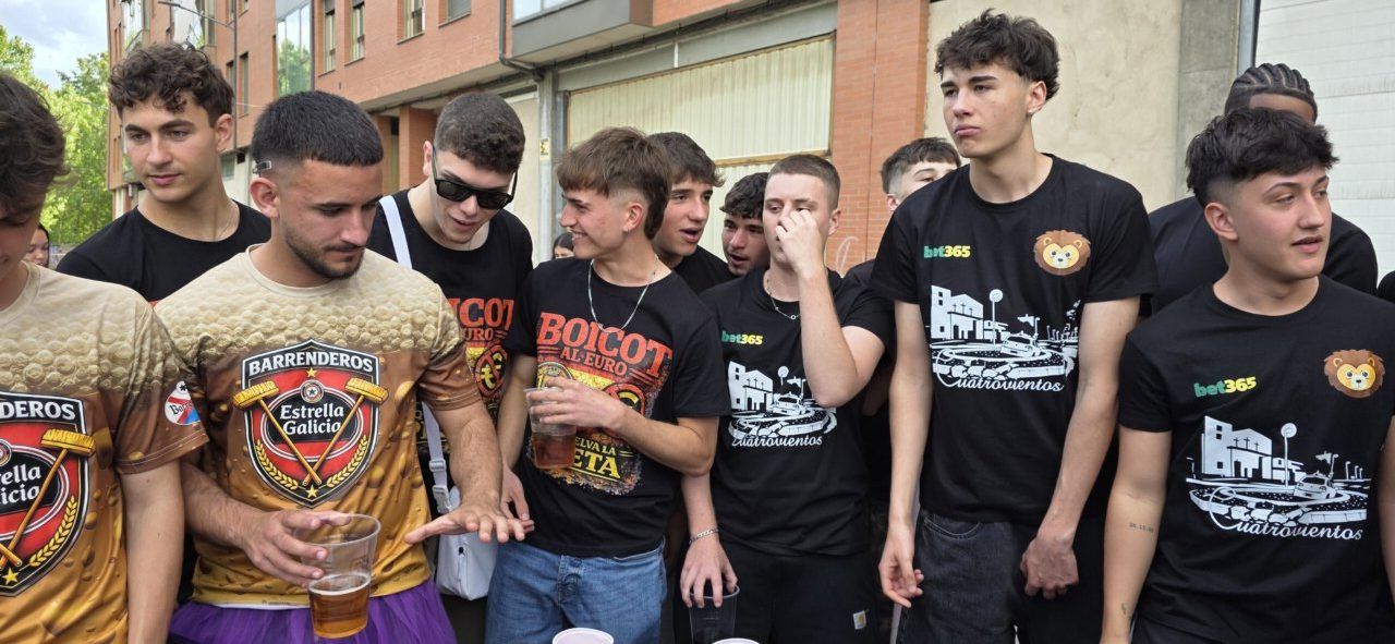 Grupo de jóvenes disfrutando en el Día de Peñas en Cuatrovientos