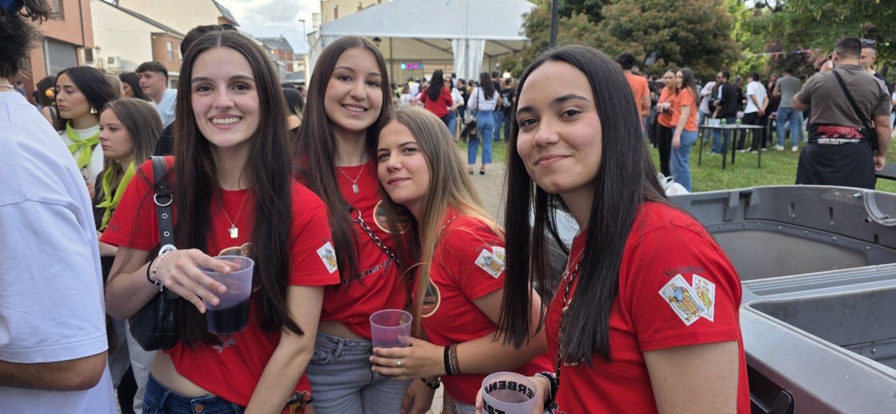 Grupo de jóvenes disfrutando en el Día de Peñas en Ponferrada
