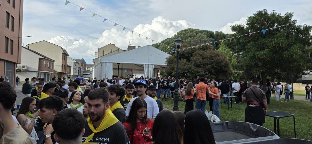 Multitud de personas disfrutando en el Día de Peñas en Cuatrovientos