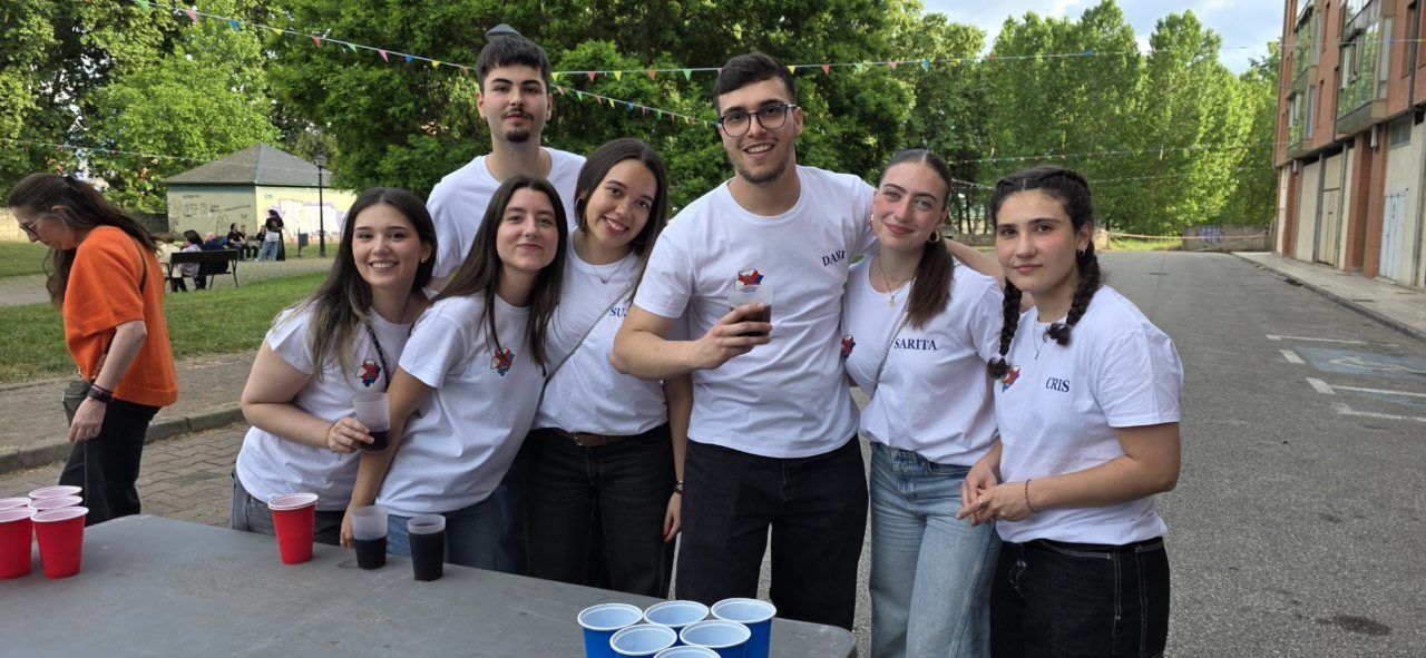 Grupo de jóvenes disfrutando en el Día de Peñas en Ponferrada