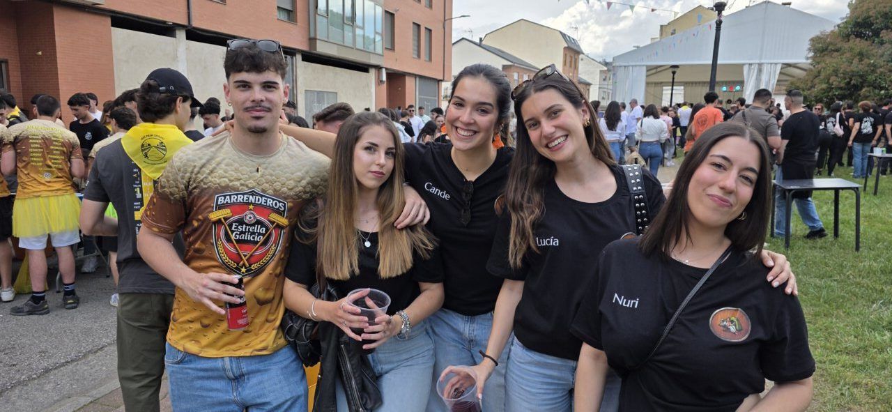 Grupo de amigos disfrutando en el Día de Peñas en Ponferrada