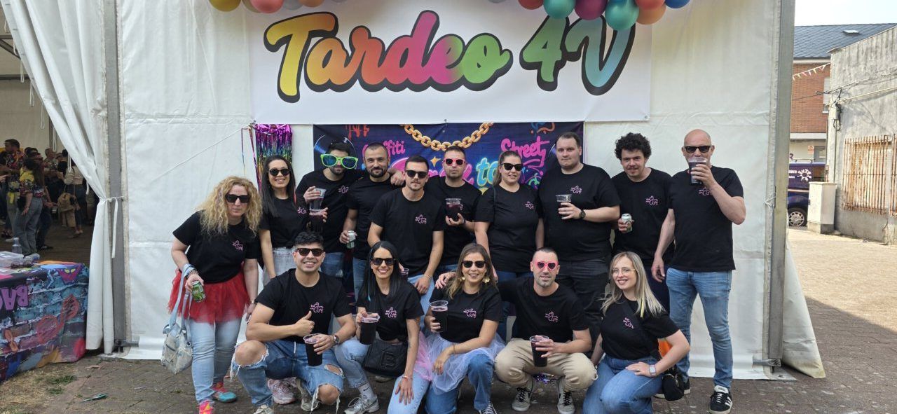 Grupo de personas disfrutando en el evento Tardeo 4V en Ponferrada.