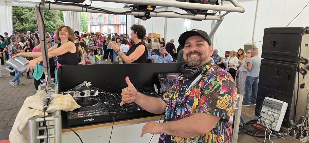 Un DJ sonriente animando el ambiente en el Día de Peñas en Ponferrada.