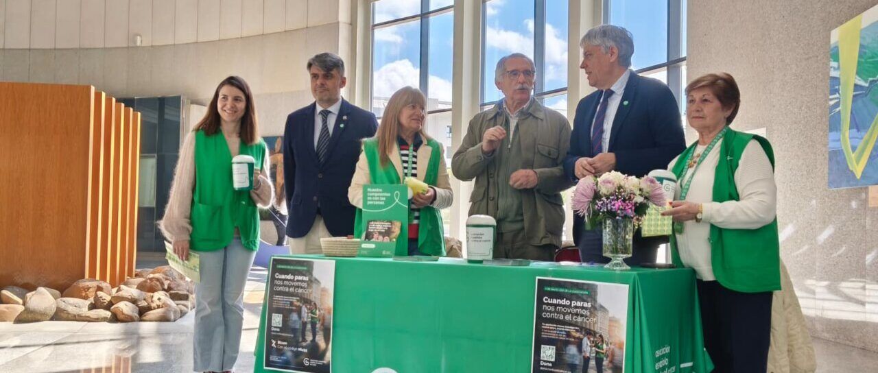 Mesa solidaria de la AECC en la Junta de León con voluntarios
