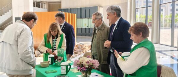 Mesa solidaria de la AECC en la Junta de León con voluntarios