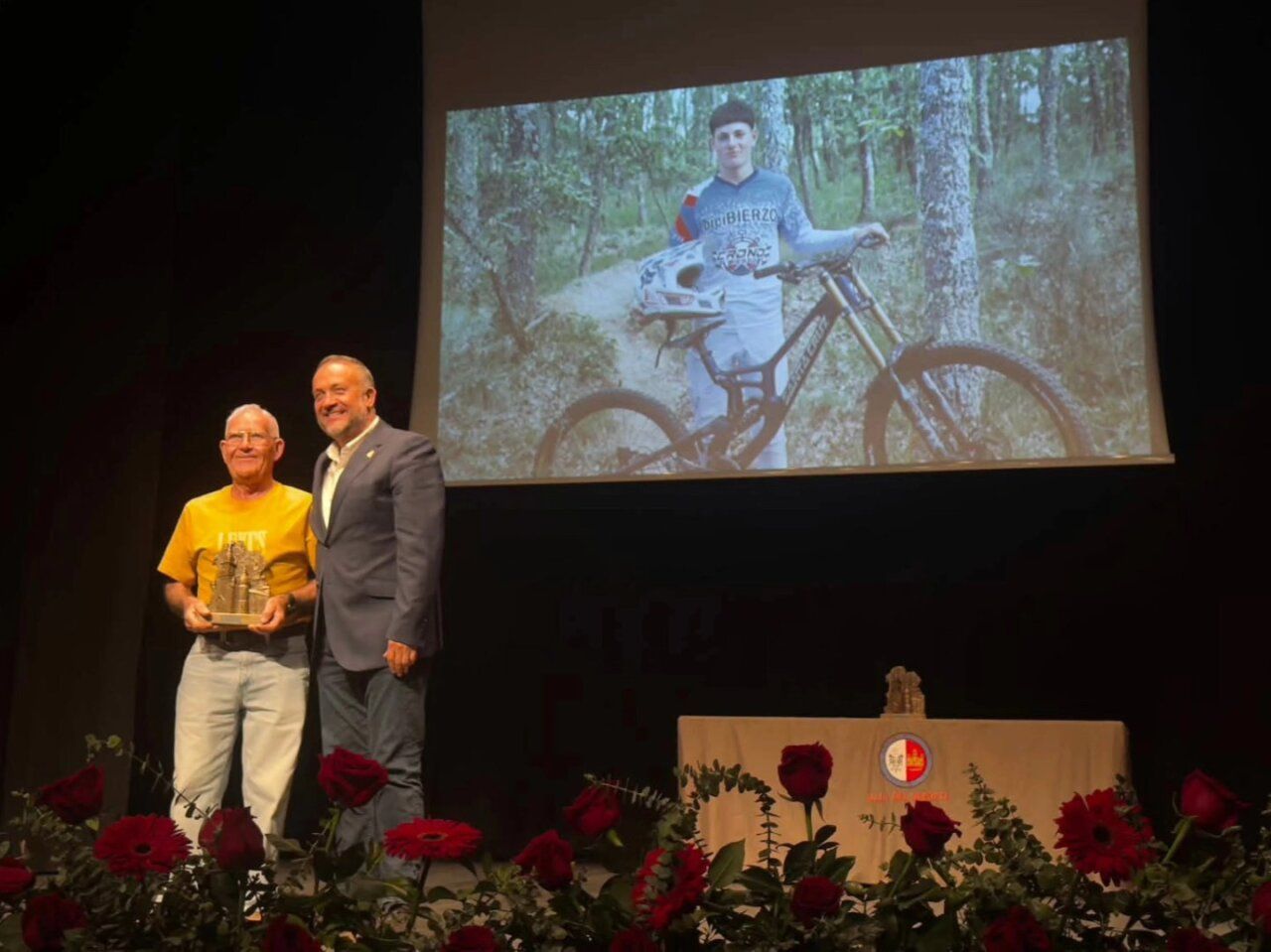 Gerardo Álvarez Courel entrega un premio en la Gala del Deporte de Bembibre