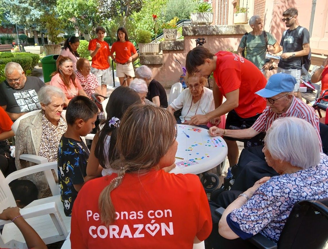 Grupo de jóvenes y mayores participando en actividades intergeneracionales