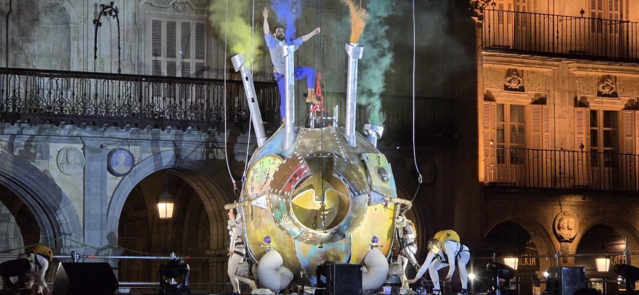 Espectáculo aéreo en la Plaza Mayor de Salamanca durante el FÀCYL Festival.