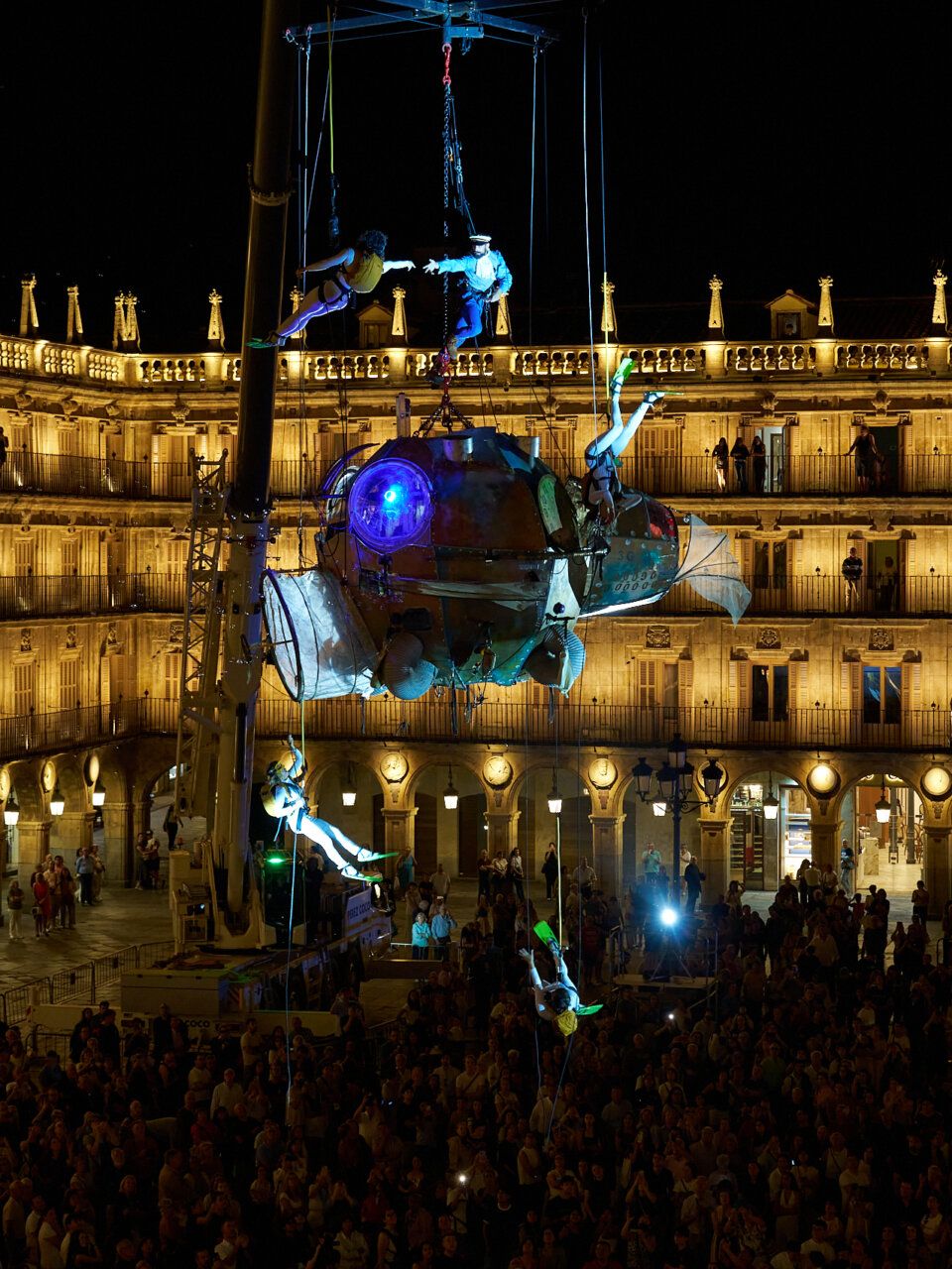 Espectáculo aéreo en la Plaza Mayor de Salamanca durante el FÀCYL Festival.