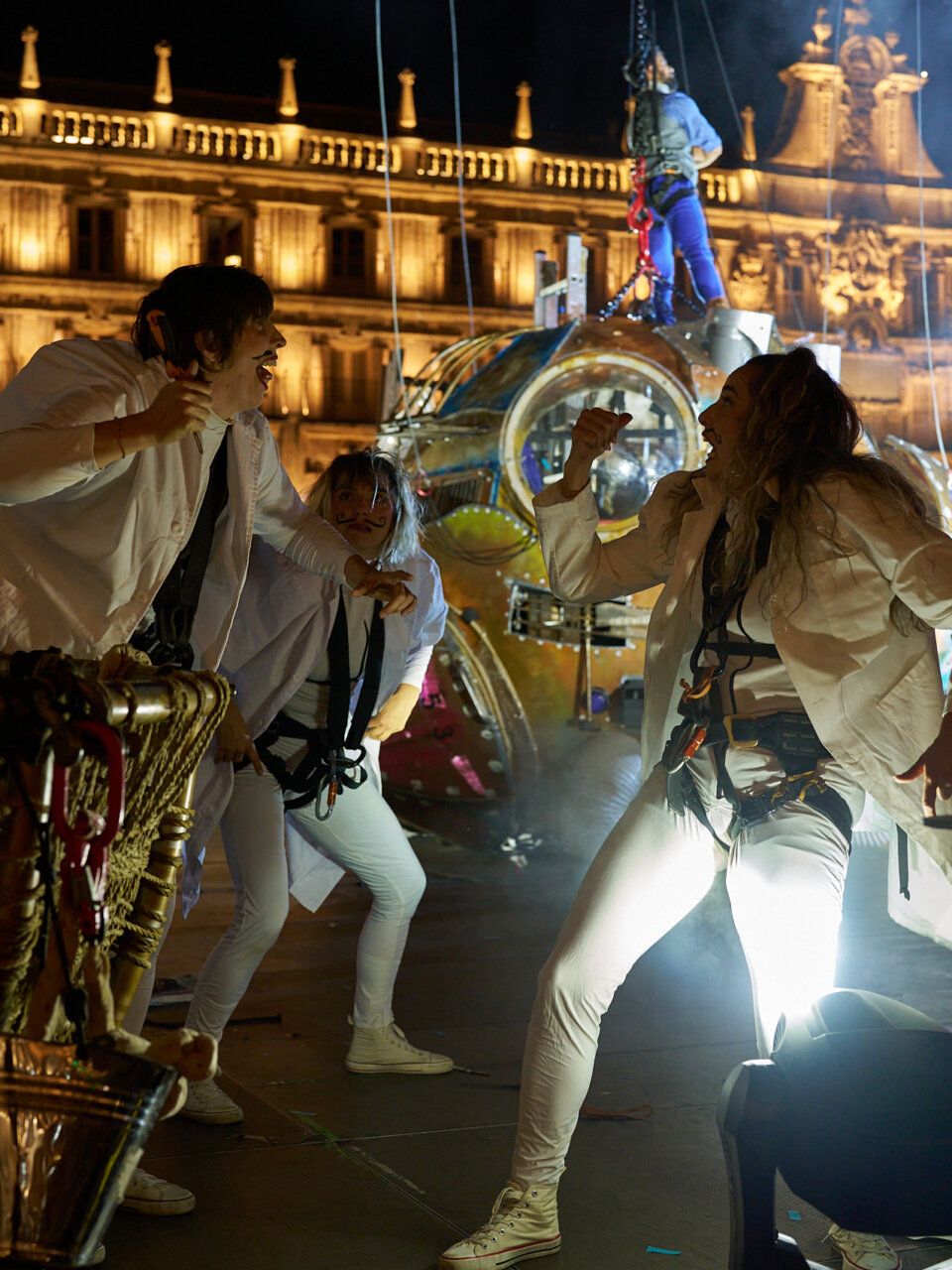 Actores en un espectáculo aéreo en la Plaza Mayor de Salamanca durante FÀCYL.