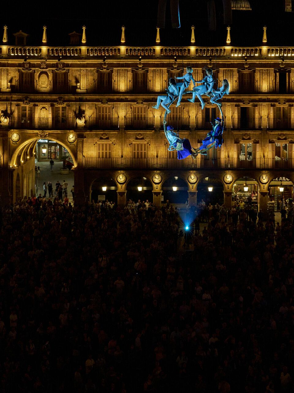 Espectáculo aéreo en la Plaza Mayor durante el FÀCYL Festival en Salamanca