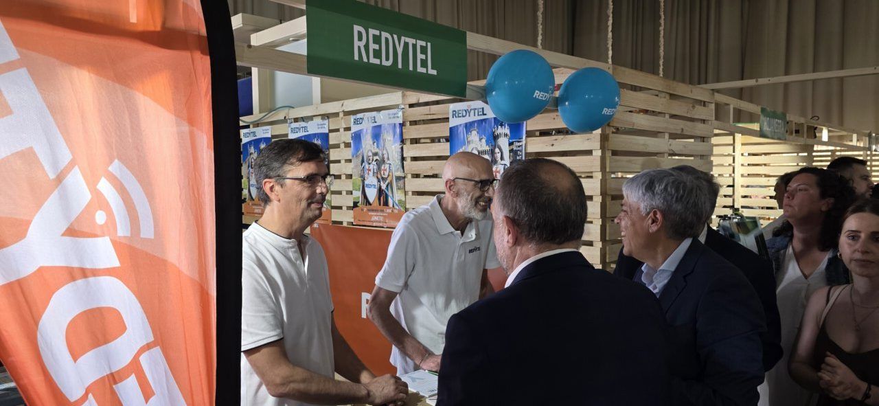 Personas interactuando en un stand de la feria de agroturismo en El Bierzo