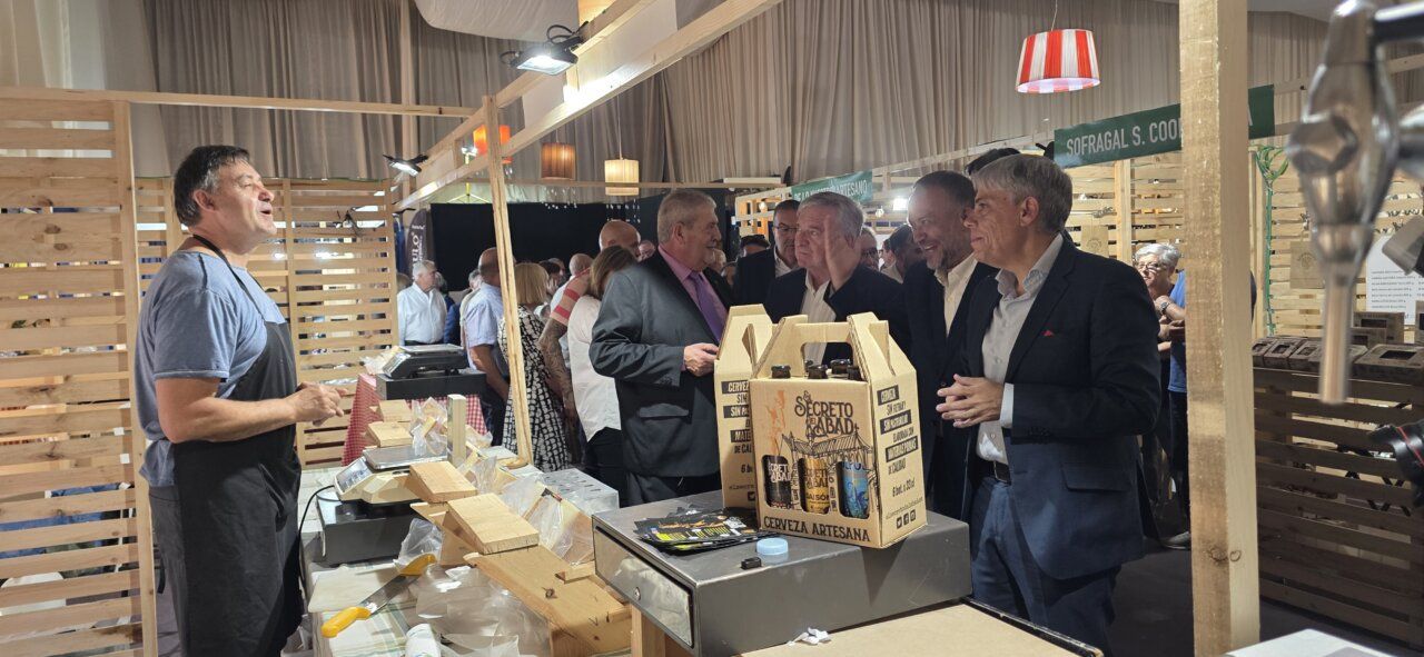 Inauguración de la XXX Feria de Agroturismo en Carracedelo con expositores y visitantes.