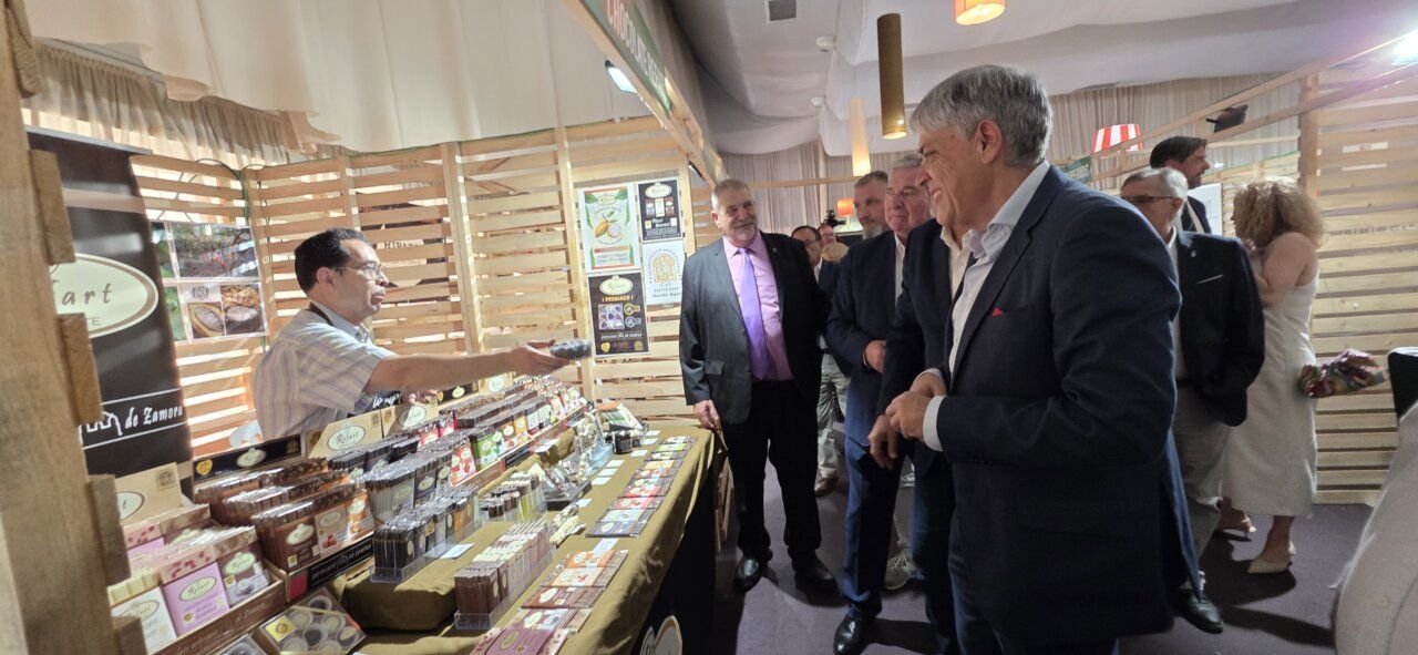Inauguración de la XXX Feria Agroalimentaria en Carracedelo con expositores y visitantes.