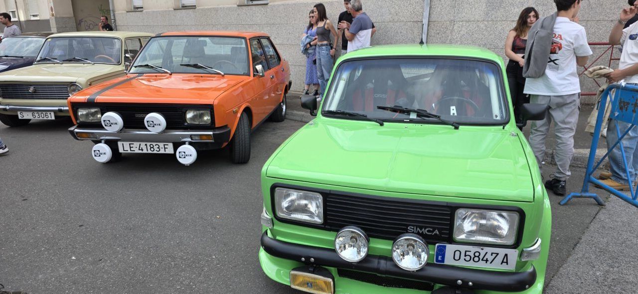 Coches clásicos en concentración en Cuatrovientos con ambiente festivo