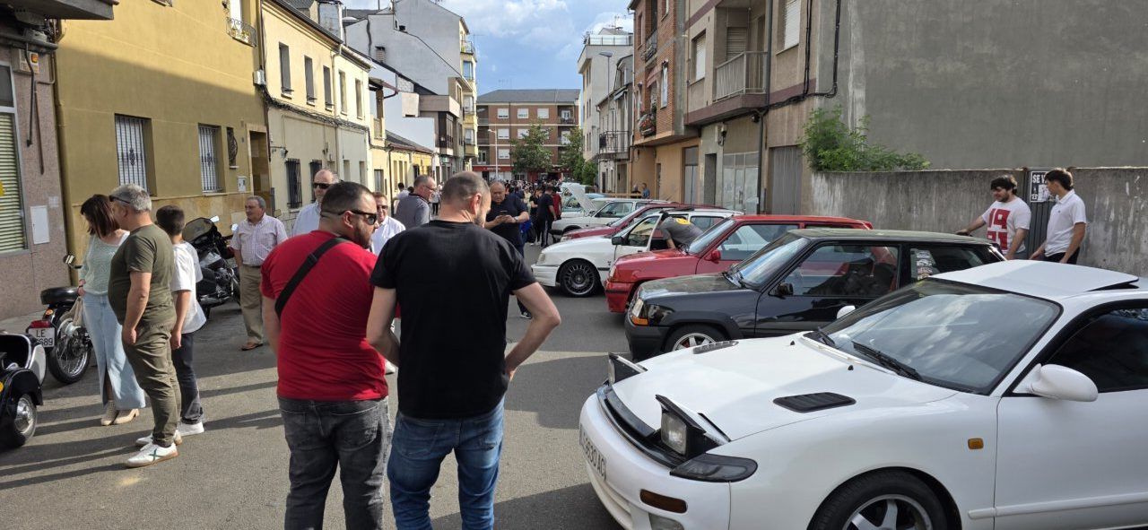 Concentración de coches clásicos en Cuatrovientos con asistentes y vehículos
