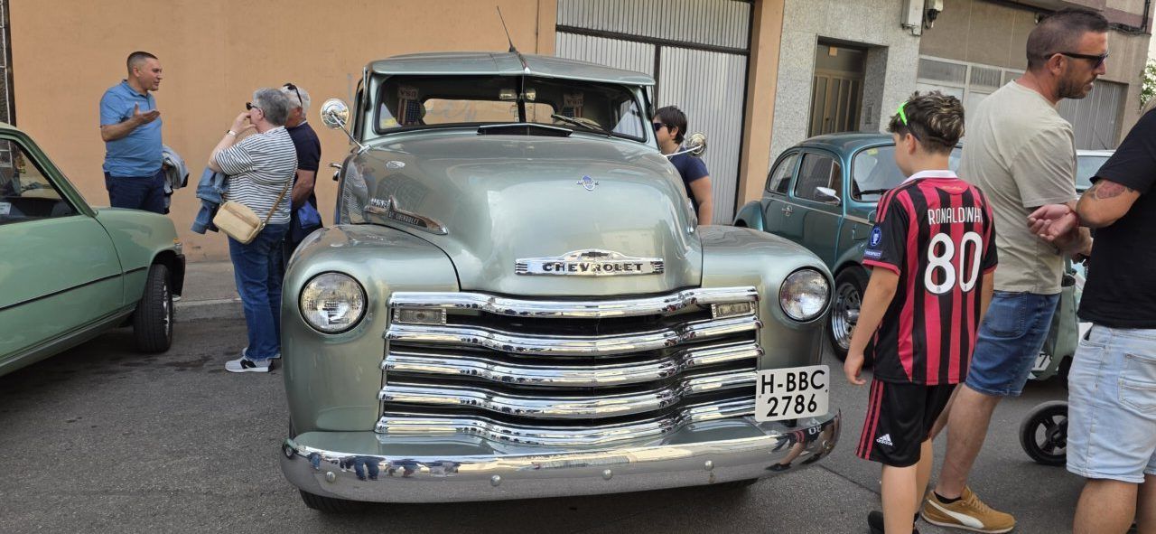 Concentración de coches clásicos en Cuatrovientos con asistentes y vehículos