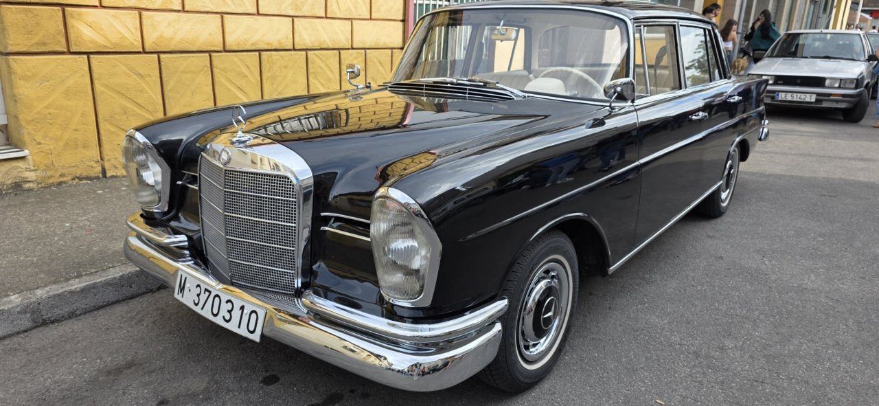 Coche clásico negro en la concentración de Cuatrovientos