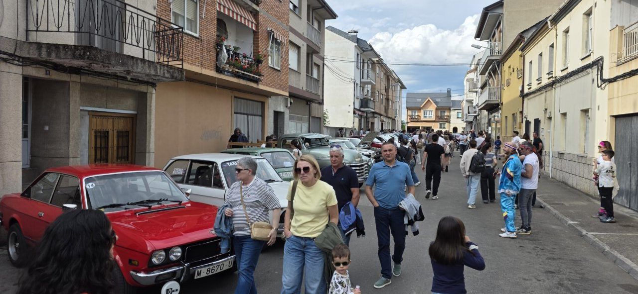Concentración de coches clásicos en Cuatrovientos con asistentes y vehículos
