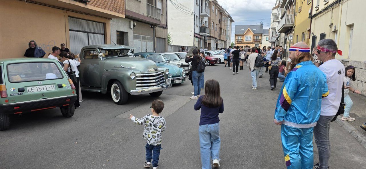 Concentración de coches clásicos en Cuatrovientos con asistentes y vehículos